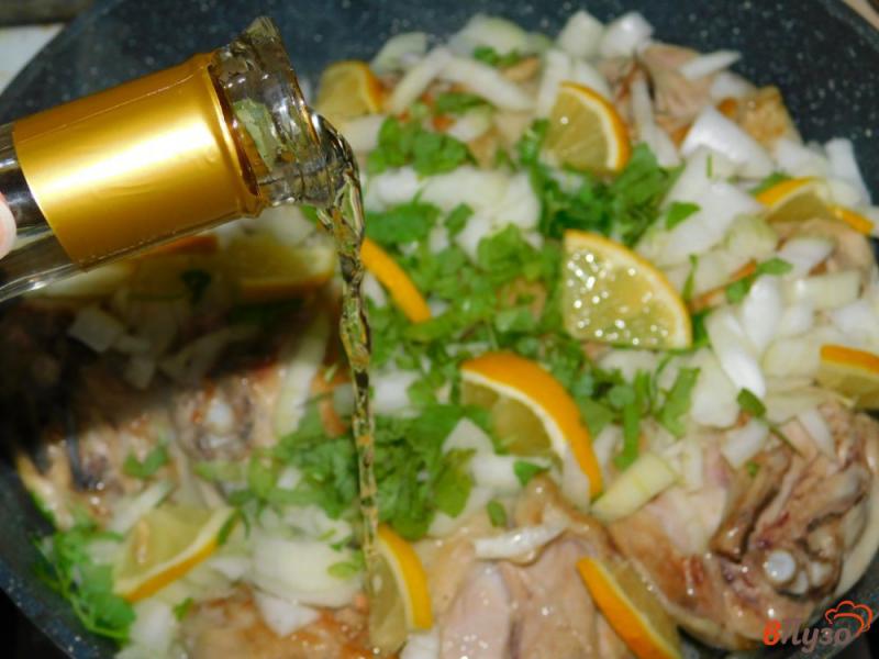 Фото приготовление рецепта: Курица с лимоном и базиликом шаг №3