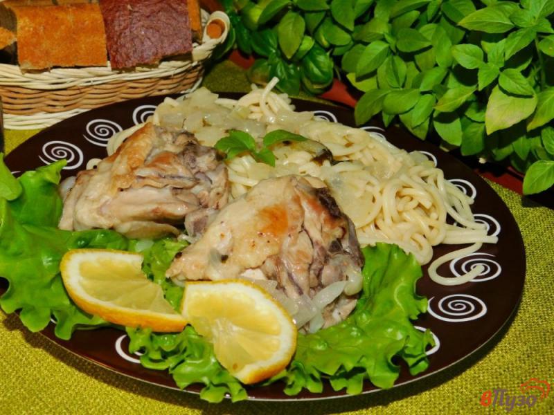 Фото приготовление рецепта: Курица с лимоном и базиликом шаг №5