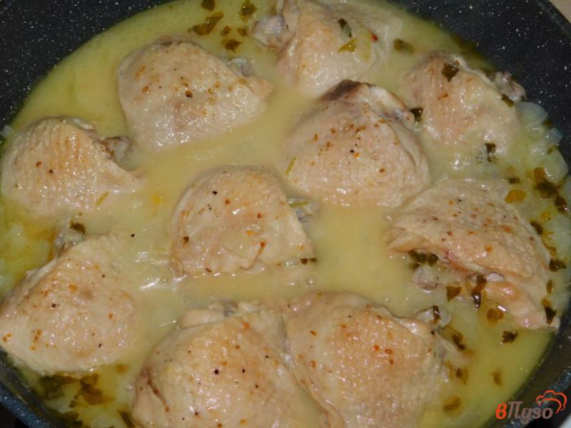 Фото приготовление рецепта: Курица с лимоном и базиликом шаг №4