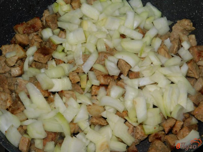 Фото приготовление рецепта: Свинина с маринованными огурцами, тушеная в горчичном соусе шаг №2