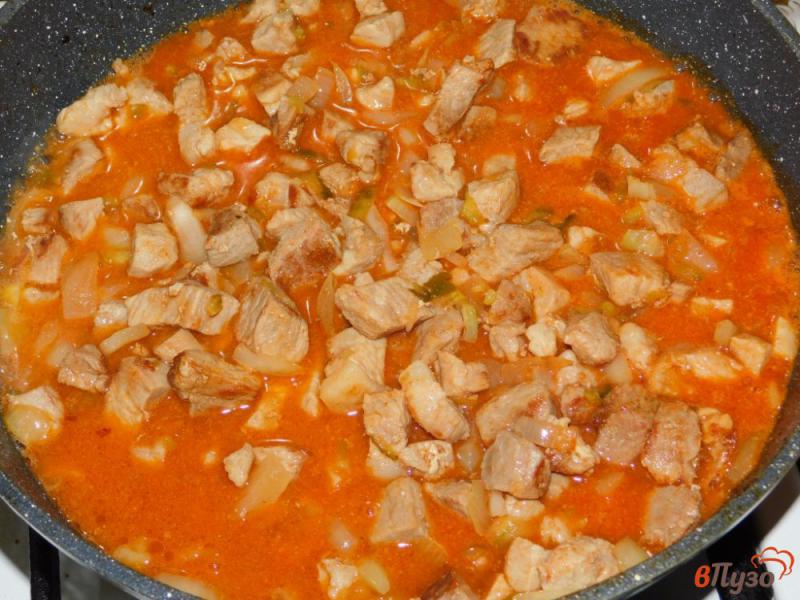 Фото приготовление рецепта: Свинина с маринованными огурцами, тушеная в горчичном соусе шаг №5