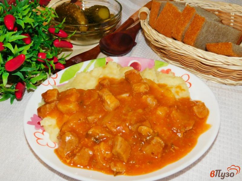 Фото приготовление рецепта: Свинина с маринованными огурцами, тушеная в горчичном соусе шаг №6