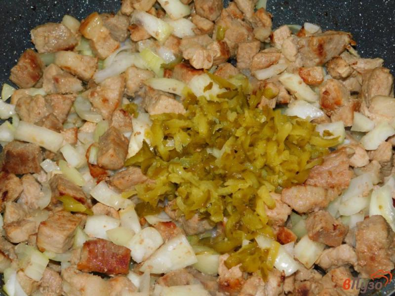 Фото приготовление рецепта: Свинина с маринованными огурцами, тушеная в горчичном соусе шаг №3