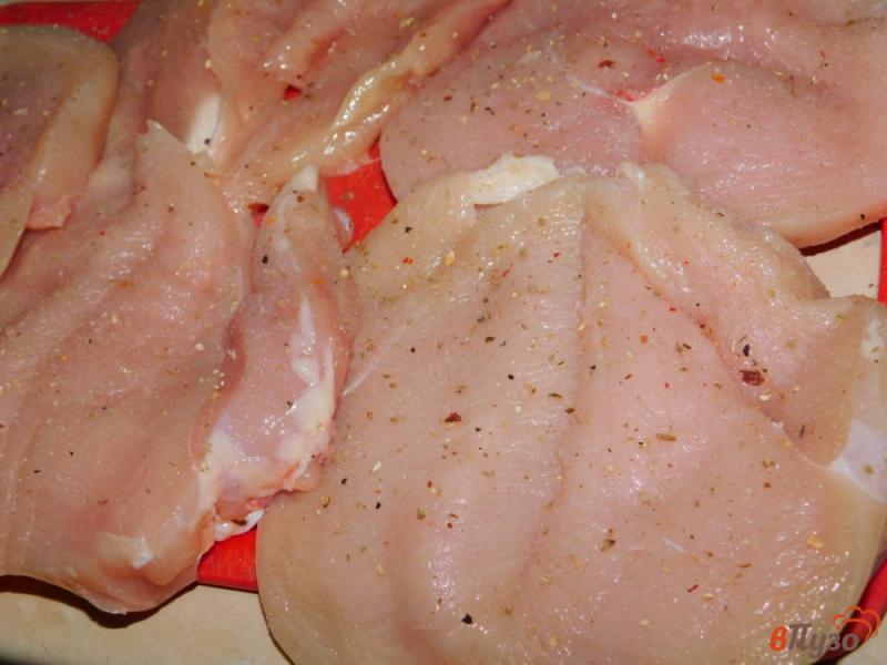 Фото приготовление рецепта: Запеченная куриная грудка с помидорами и чесноком шаг №2