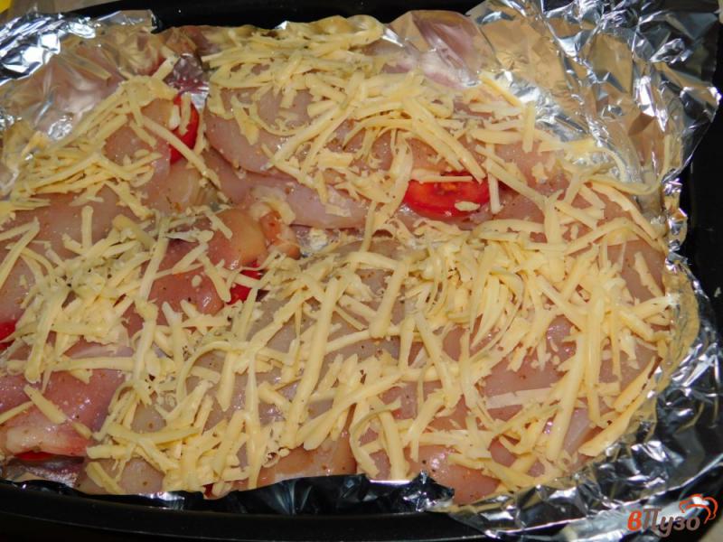 Фото приготовление рецепта: Запеченная куриная грудка с помидорами и чесноком шаг №4