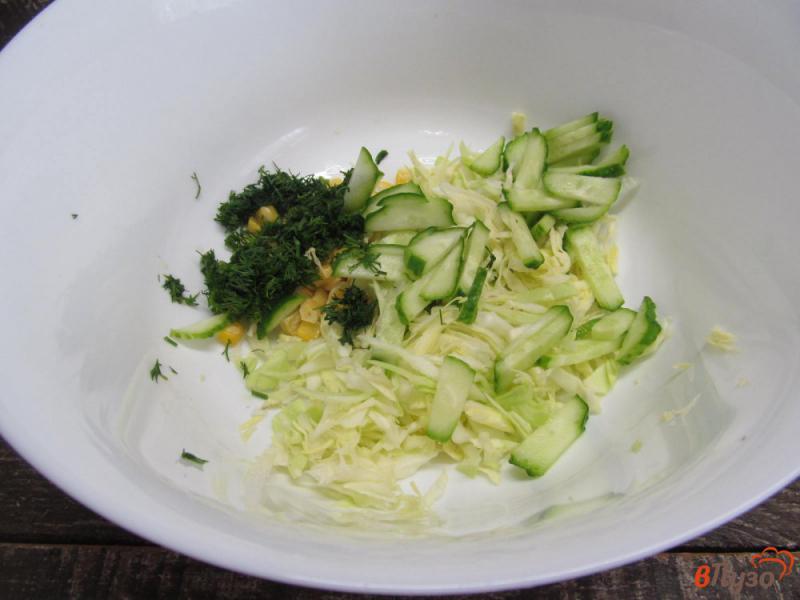 Фото приготовление рецепта: Салат из молодой капусты с кукурузой яблоком и сельдереем шаг №2