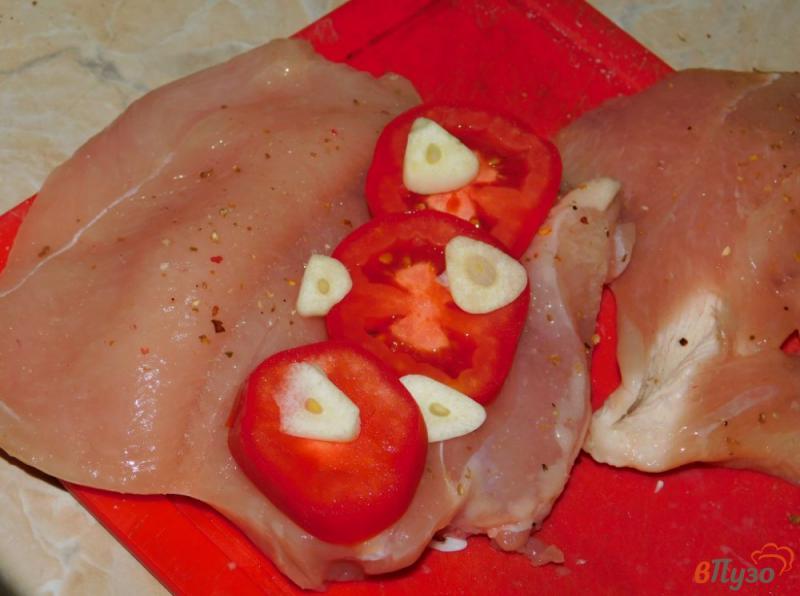 Фото приготовление рецепта: Запеченная куриная грудка с помидорами и чесноком шаг №3