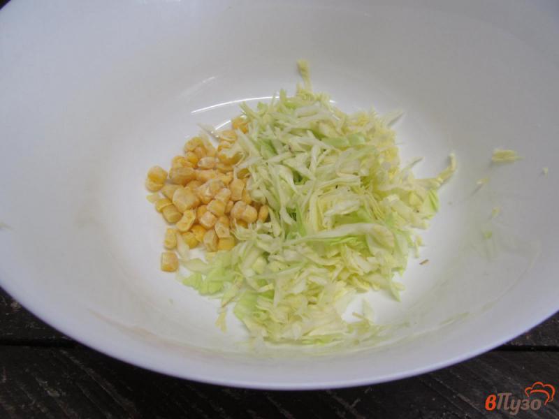Фото приготовление рецепта: Салат из молодой капусты с кукурузой яблоком и сельдереем шаг №1