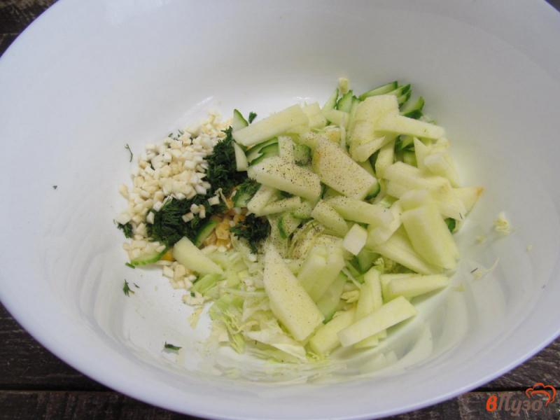 Фото приготовление рецепта: Салат из молодой капусты с кукурузой яблоком и сельдереем шаг №3
