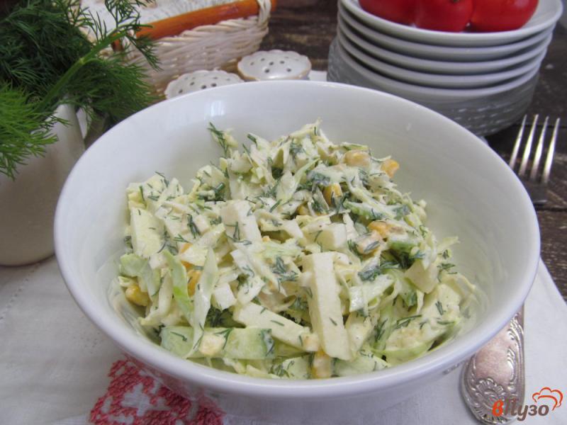 Фото приготовление рецепта: Салат из молодой капусты с кукурузой яблоком и сельдереем шаг №5