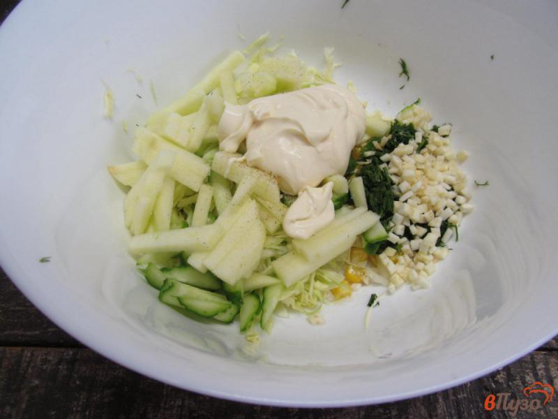Фото приготовление рецепта: Салат из молодой капусты с кукурузой яблоком и сельдереем шаг №4
