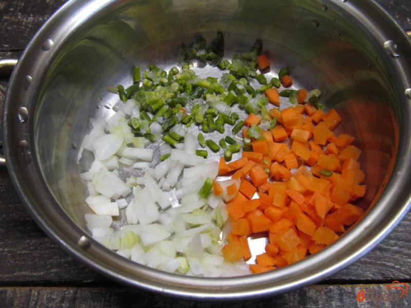 Фото приготовление рецепта: Капустный суп с грибами и пшеном шаг №2