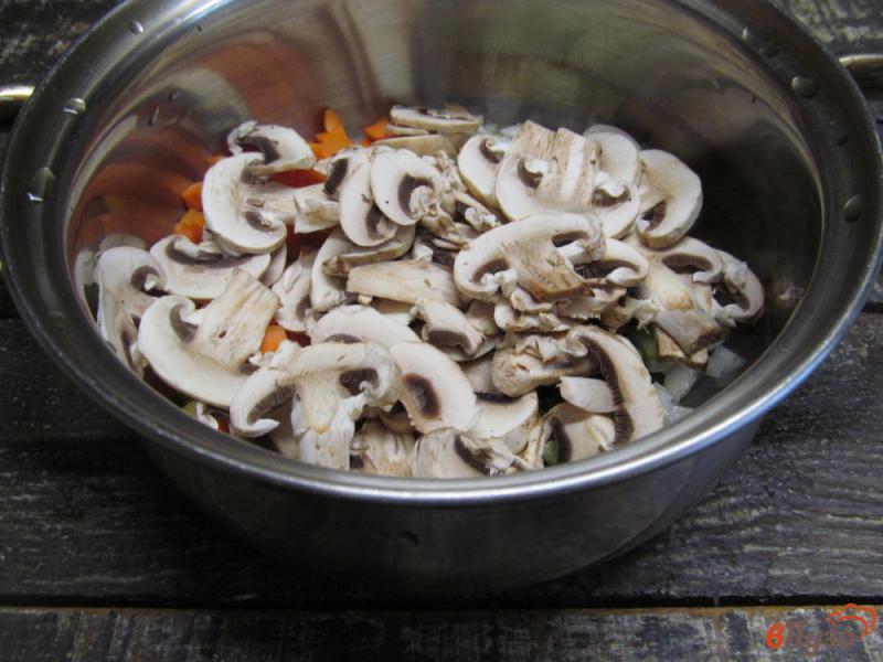 Фото приготовление рецепта: Капустный суп с грибами и пшеном шаг №3