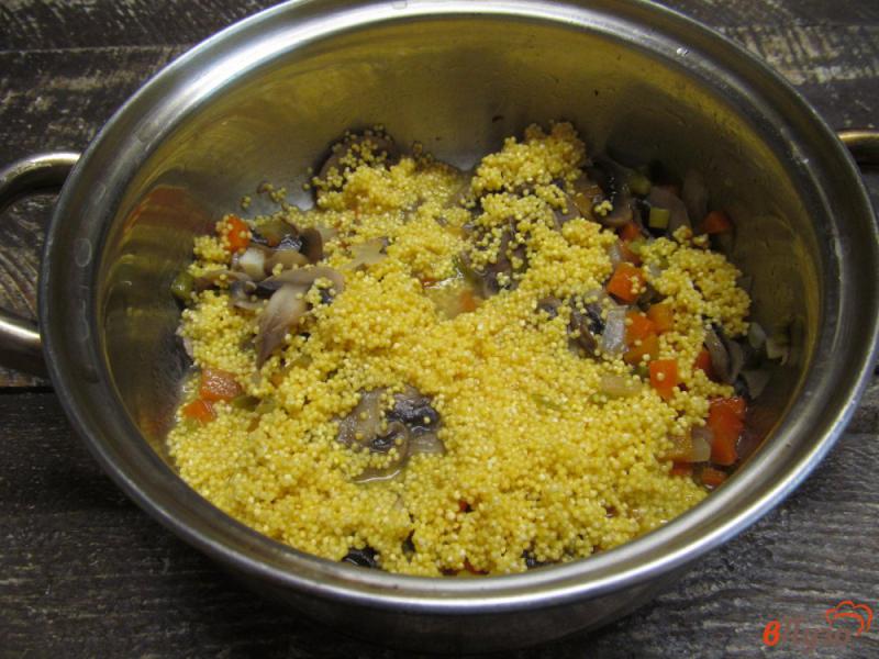 Фото приготовление рецепта: Капустный суп с грибами и пшеном шаг №4