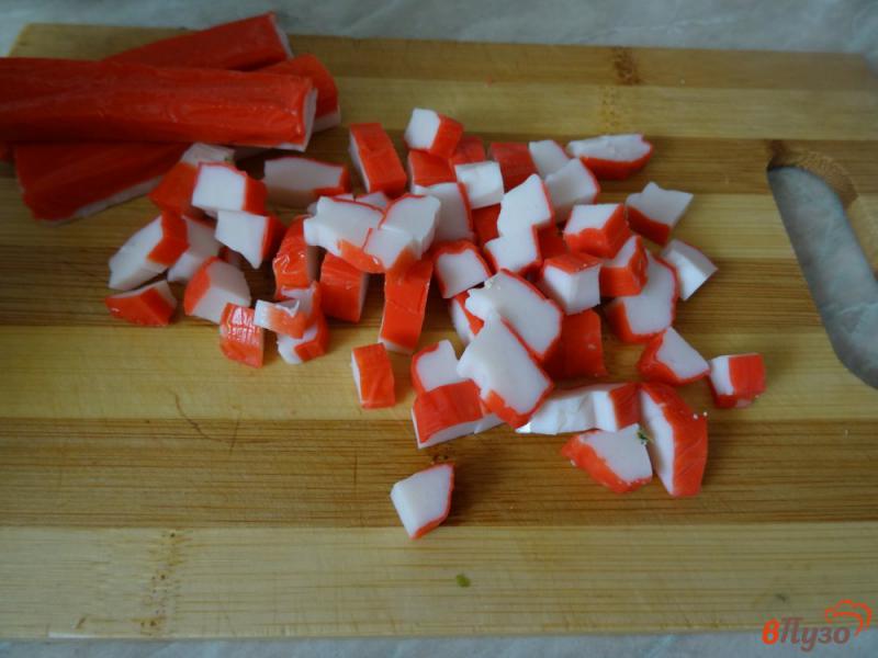 Фото приготовление рецепта: Салат с тофу и крабовыми палочками шаг №2