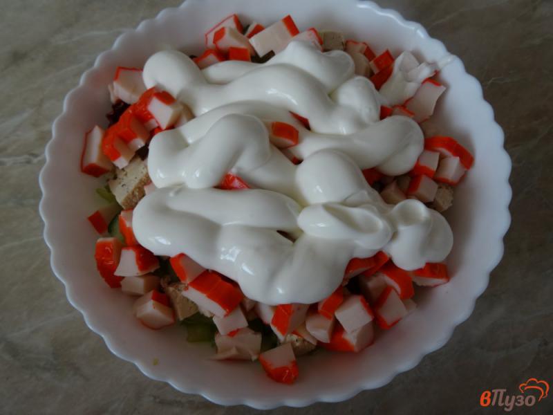 Фото приготовление рецепта: Салат с тофу и крабовыми палочками шаг №6