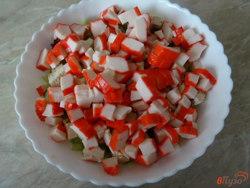 Фото приготовление рецепта: Салат с тофу и крабовыми палочками шаг №5