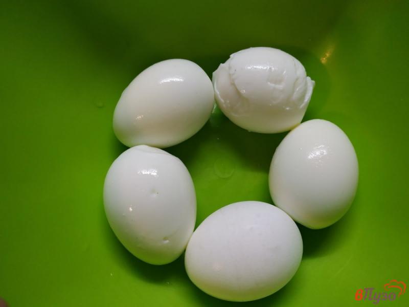 Фото приготовление рецепта: Яйца фаршированные соленой семгой шаг №1