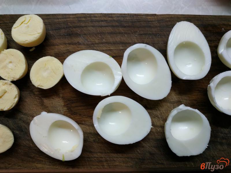 Фото приготовление рецепта: Яйца фаршированные соленой семгой шаг №2