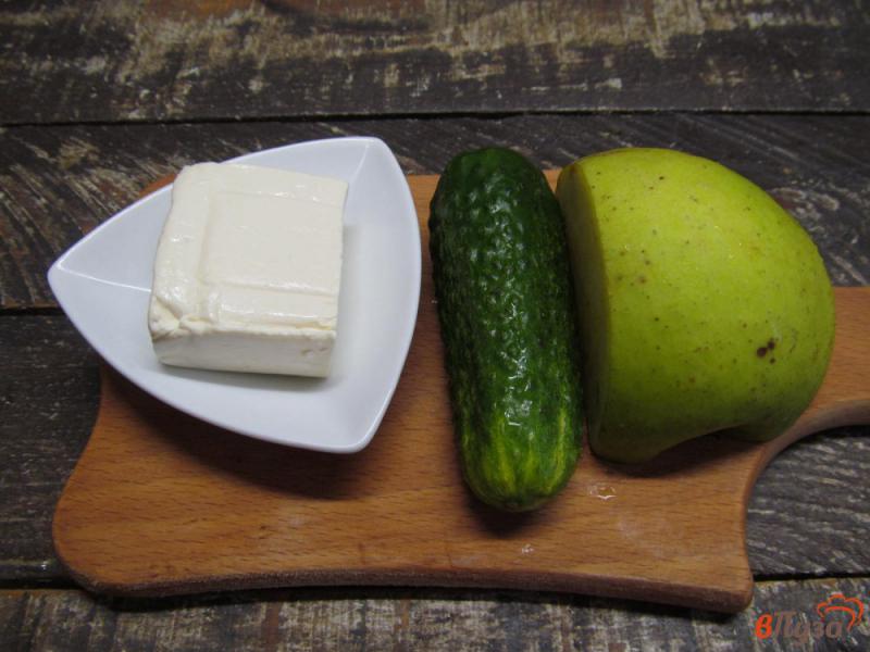Фото приготовление рецепта: Салат из яблока огурца и сыра шаг №1