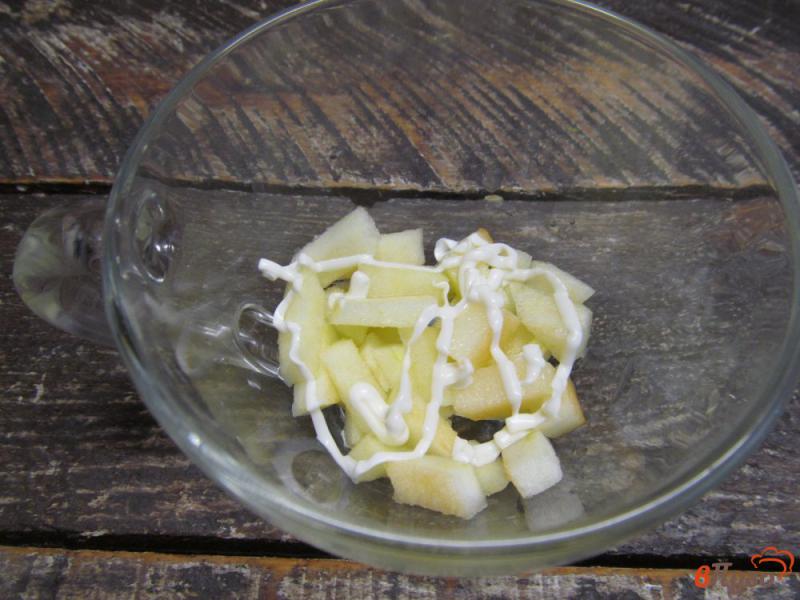 Фото приготовление рецепта: Салат из яблока огурца и сыра шаг №3