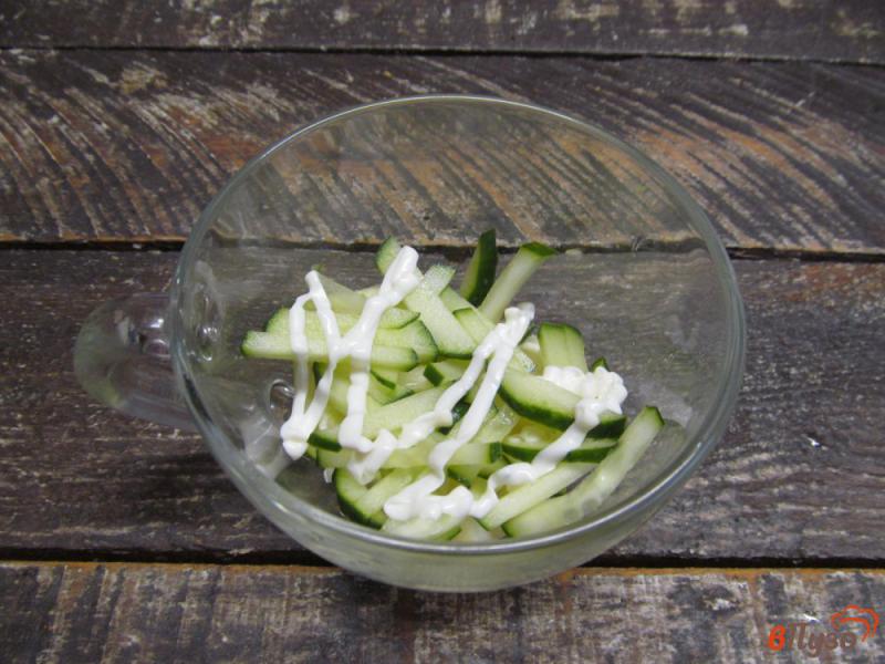 Фото приготовление рецепта: Салат из яблока огурца и сыра шаг №4