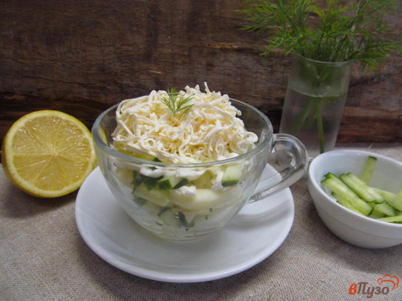 Фото приготовление рецепта: Салат из яблока огурца и сыра шаг №6