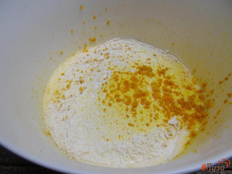 Фото приготовление рецепта: Апельсиновые кексы с клюквой шаг №3