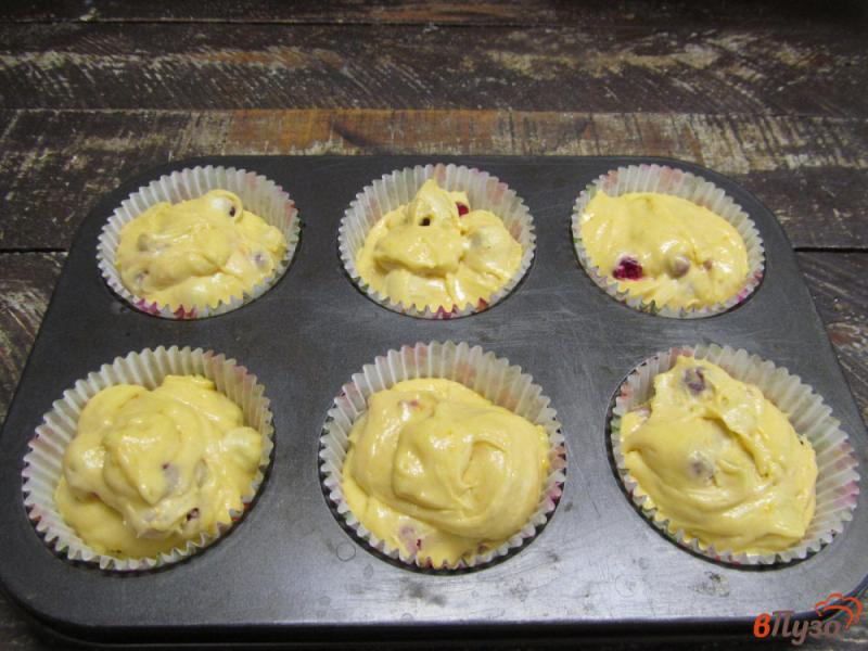 Фото приготовление рецепта: Апельсиновые кексы с клюквой шаг №6