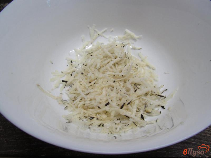 Фото приготовление рецепта: Салат из редьки с грибами и яйцом шаг №1