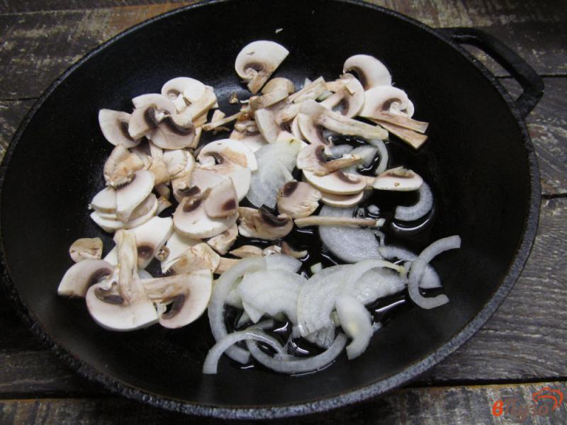 Фото приготовление рецепта: Салат из редьки с грибами и яйцом шаг №2