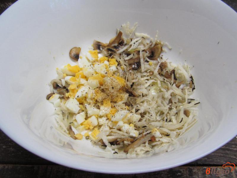 Фото приготовление рецепта: Салат из редьки с грибами и яйцом шаг №4