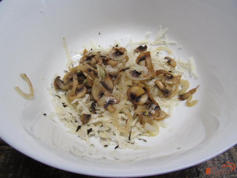 Фото приготовление рецепта: Салат из редьки с грибами и яйцом шаг №3