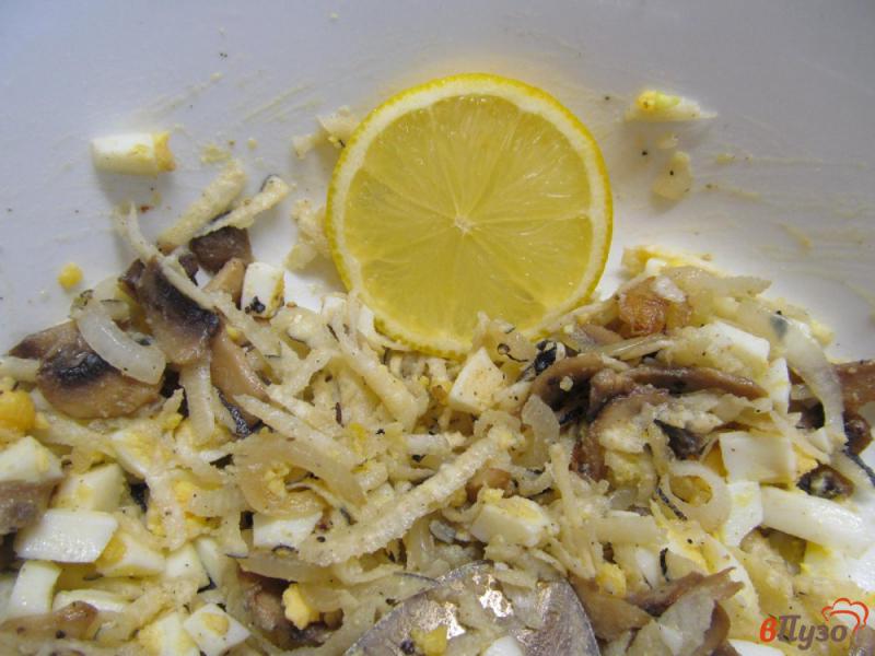 Фото приготовление рецепта: Салат из редьки с грибами и яйцом шаг №5