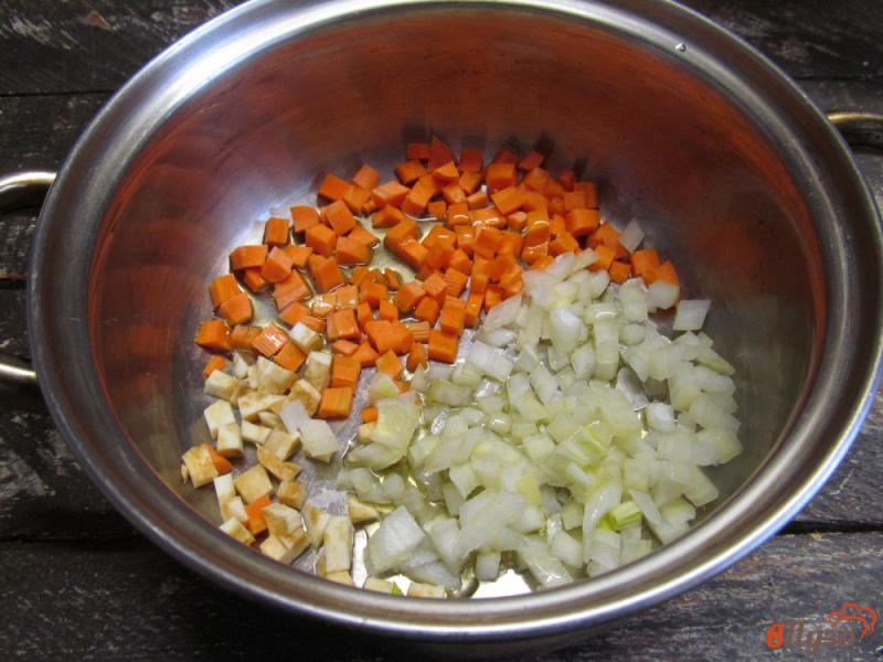 Фото приготовление рецепта: Суп с куриными фрикадельками фасолью и щавелем шаг №2