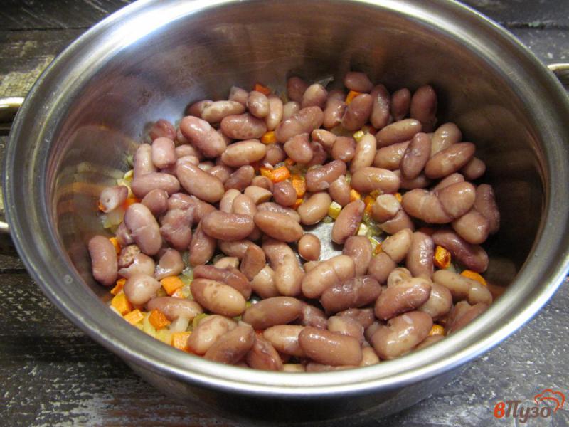 Фото приготовление рецепта: Суп с куриными фрикадельками фасолью и щавелем шаг №3