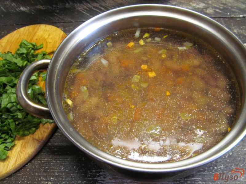 Фото приготовление рецепта: Суп с куриными фрикадельками фасолью и щавелем шаг №4