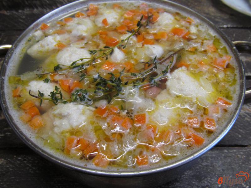 Фото приготовление рецепта: Суп с куриными фрикадельками фасолью и щавелем шаг №8
