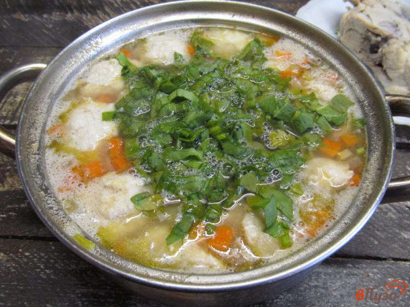 Фото приготовление рецепта: Суп с куриными фрикадельками фасолью и щавелем шаг №9
