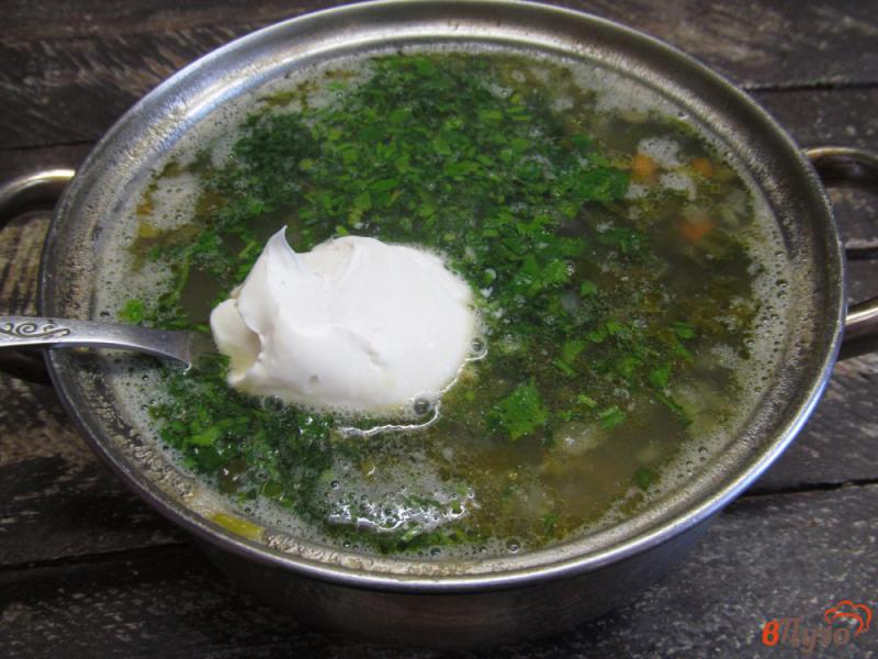 Фото приготовление рецепта: Суп с куриными фрикадельками фасолью и щавелем шаг №10