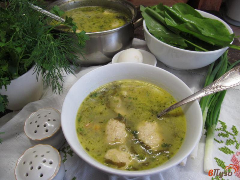 Фото приготовление рецепта: Суп с куриными фрикадельками фасолью и щавелем шаг №11