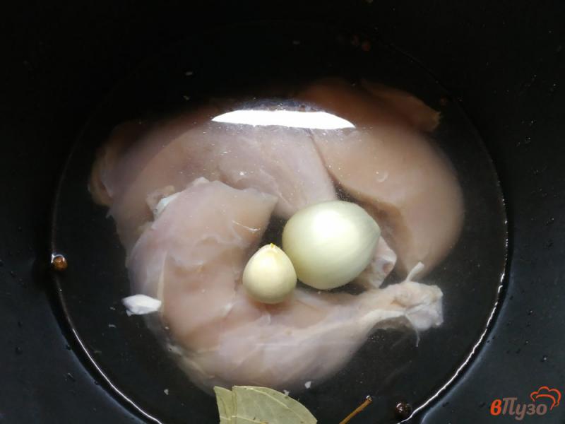 Фото приготовление рецепта: Заливное из курицы шаг №3