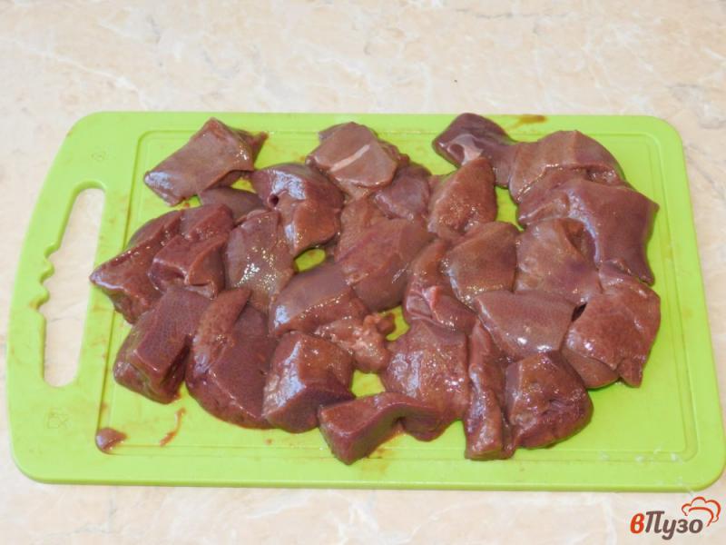 Фото приготовление рецепта: Свиная печень с грудинкой в сметане шаг №3