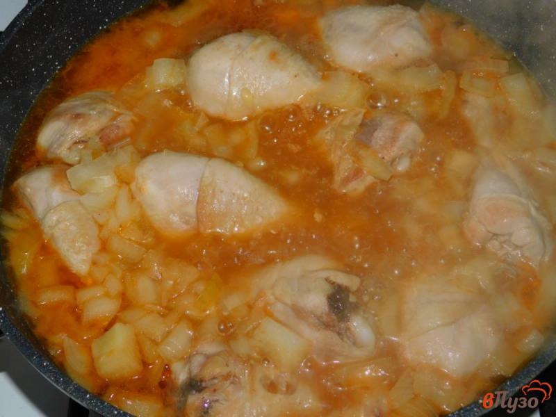 Фото приготовление рецепта: Куриные голени в луково-винной подливе шаг №3
