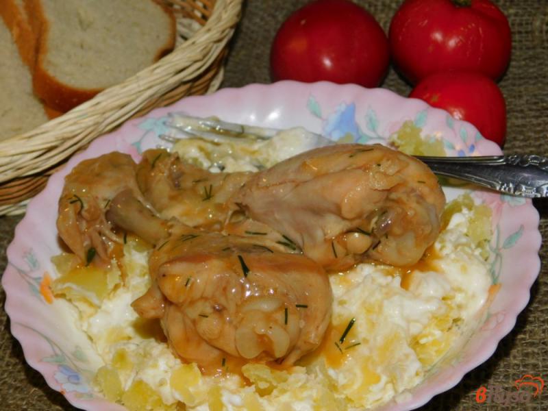 Фото приготовление рецепта: Куриные голени в луково-винной подливе шаг №4