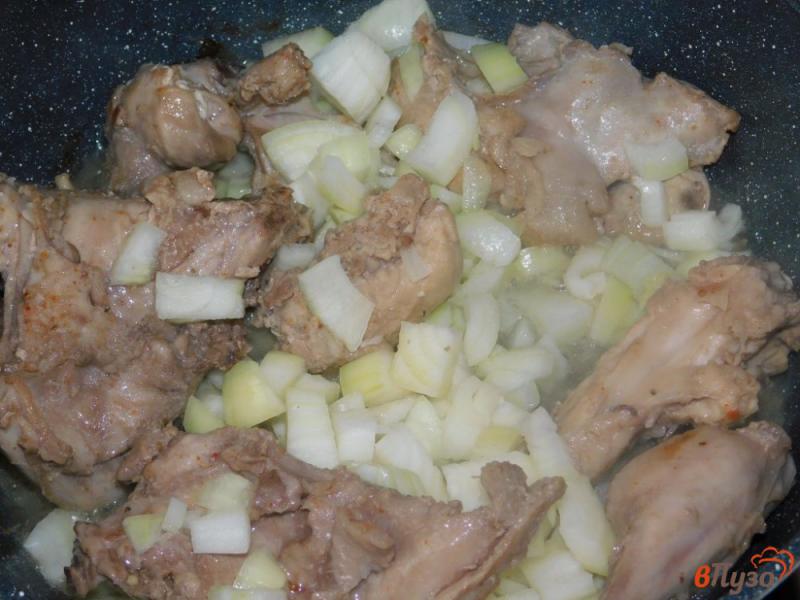 Фото приготовление рецепта: Кролик с яблоками и луком шаг №2