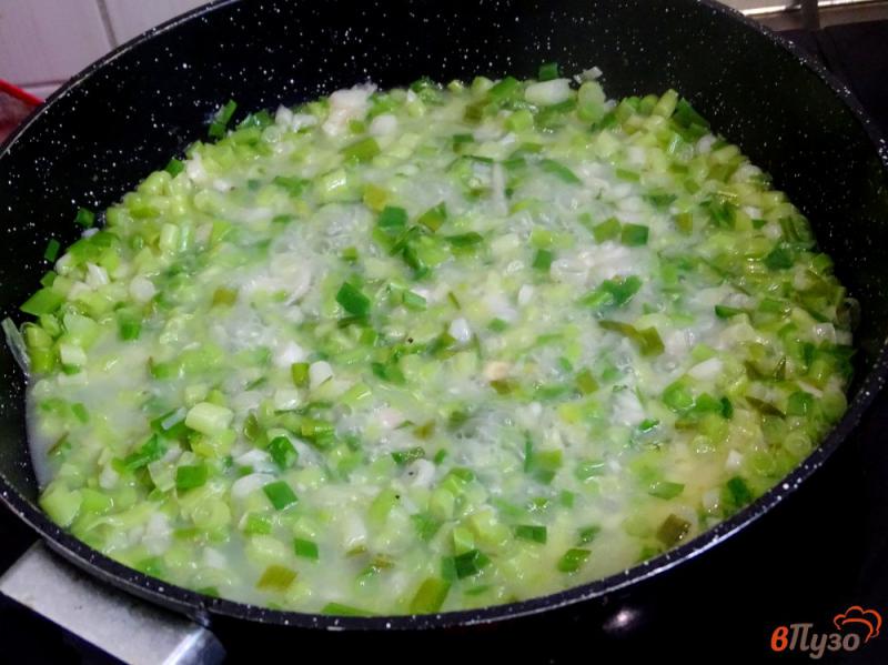 Фото приготовление рецепта: Шпинат с зелёным чесноком и сметаной шаг №5