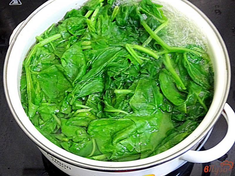 Фото приготовление рецепта: Шпинат с зелёным чесноком и сметаной шаг №6