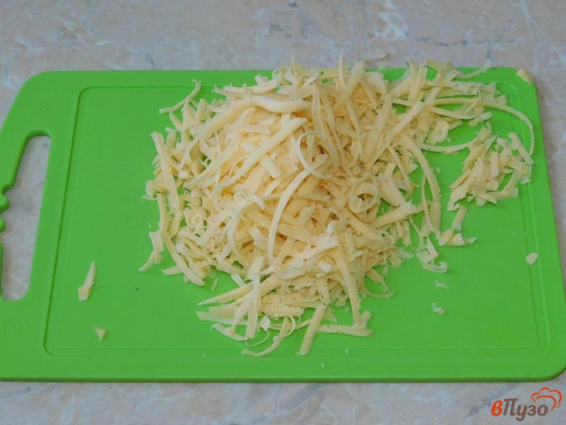 Фото приготовление рецепта: Блины с сырным припеком и зеленью шаг №3