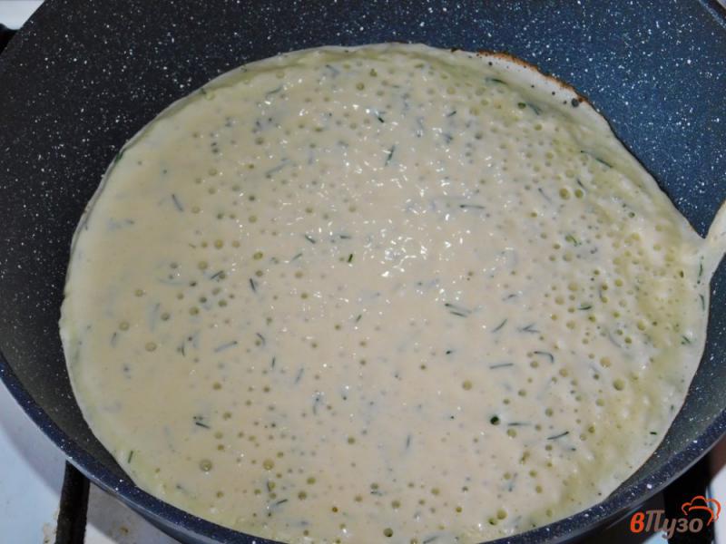 Фото приготовление рецепта: Блины с сырным припеком и зеленью шаг №4